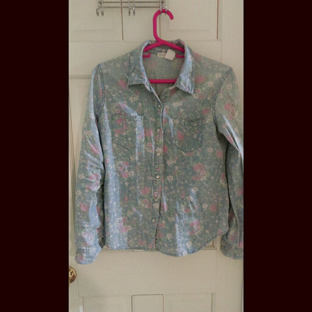 SOLD : 🌷 cozy floral chambray top 🌷